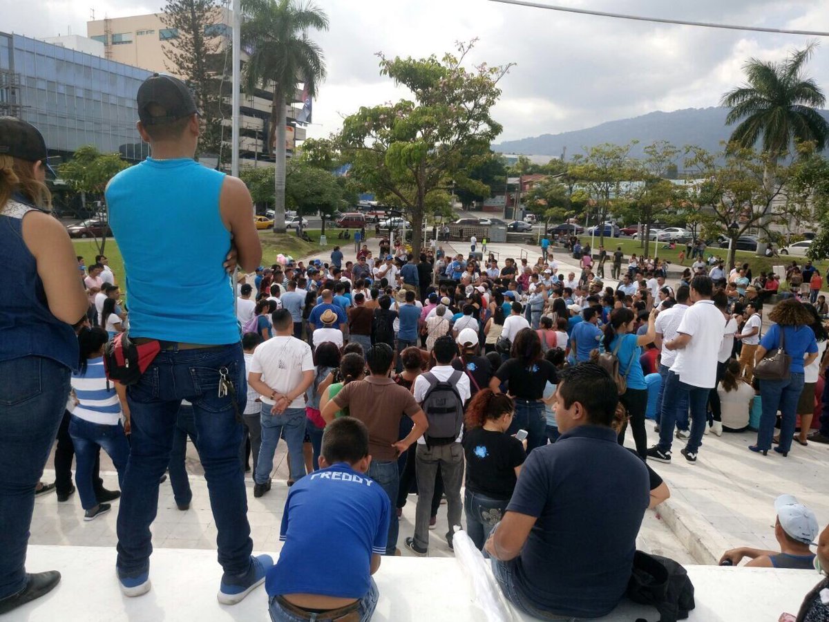 waraujo64's tweet photo. El Domingo en El Salvador de El Mundo, los hologramas comienzan a cobrar vida.... #SanSalvadorActivado ☄✅ https://t.co/bOz6DU4Jrz