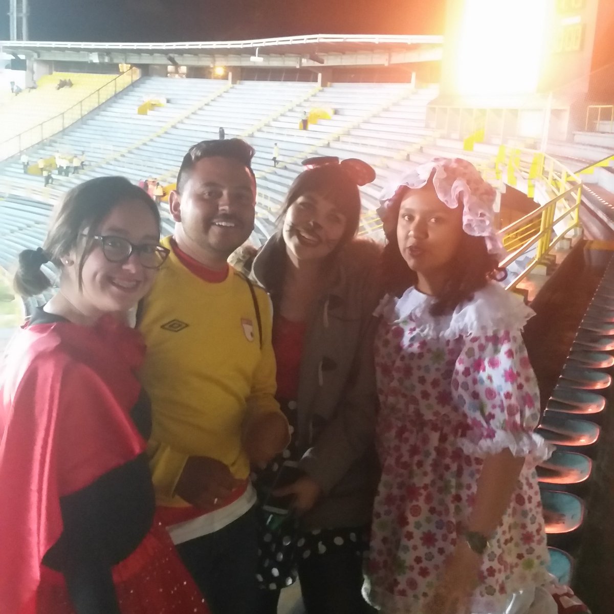 FortalezaLeon's tweet photo. Trabajo En Equipo @SYE_SANTAFE... Que vengan más eventos!!  
#Amistad #halloween#Minnie #Muñeca https://t.co/Y3Qgr1esaK
