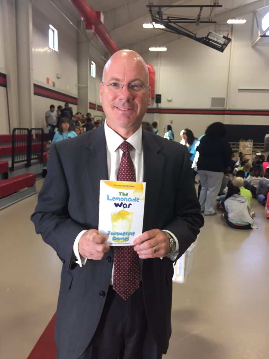 kporter_'s tweet photo. Finally...The Lemonade War!! #WEREADBIG @SCSAggies @mtfreeman @Alabama_Reading @AlabamaDeptofEd https://t.co/otYJVkSxv8