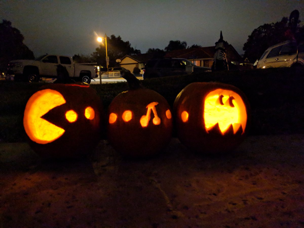 LittleBigRJ's tweet photo. #Halloween2017 is #Lit 🎃🎮 #wakawaka #spookular #retro #ghosting https://t.co/RNKp70N4iI