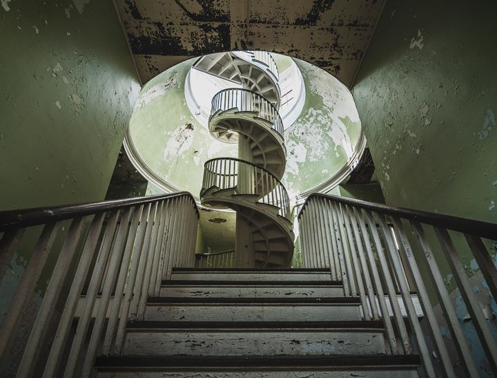 RipArchs's tweet photo. Want to see haunted houses, churches &amp; insane asylums for Halloween? See VA Photographer John Plashal's new book: https://t.co/f8shbCAwN4 https://t.co/YSwKqu8LbB