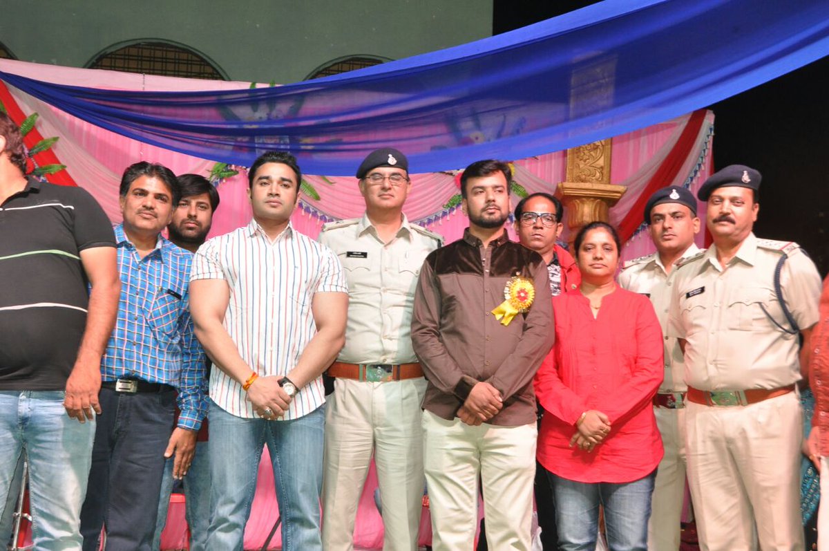 PoliceUjjain's tweet photo. उज्जैन विजवानी परिवार के साथ हुई लूट का खुलासा किया जाने पर सिंधी समाज व्दारा पुलिस टीम का सम्मान किया गया। https://t.co/3pVI0ORyar