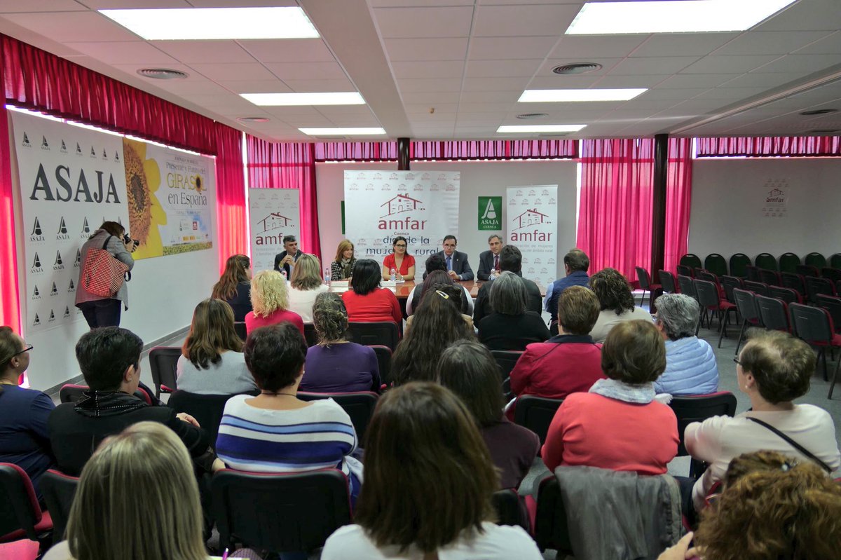 AngelMariscalEs's tweet photo. Las mujeres del mundo rural son el futuro y del lugar que ocupen las mujeres de hoy dependerá el mañana. ¡¡ Enhorabuena @amfarnacional !! https://t.co/fCPMxkgcl0
