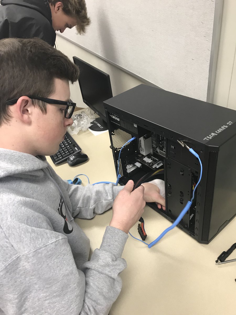 PitTechMHS's tweet photo. Lab 3 - Building our PC  #PTBM  #ThisIsSTC https://t.co/qmRj4ehKfS
