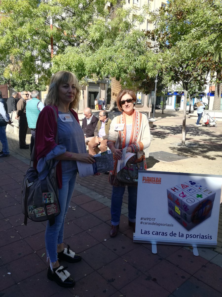 JHernandezGar's tweet photo. Se acercan a la mesa las dos inspectoras de educación y #FLIPAN ¡¡Otra forma de EDUCAR!! #LosPequesPonenCaraALaPsoriasis @accionpsoriasis https://t.co/2FECxTFpAm