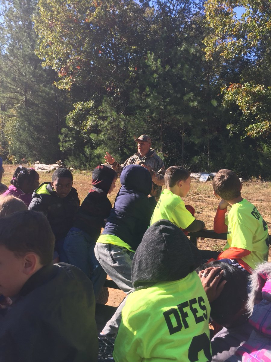 kdonald105's tweet photo. 3rd graders learning how local farmer at Lever Farms has bees for pollination. @fox_cubs https://t.co/ryaPuri7Xk