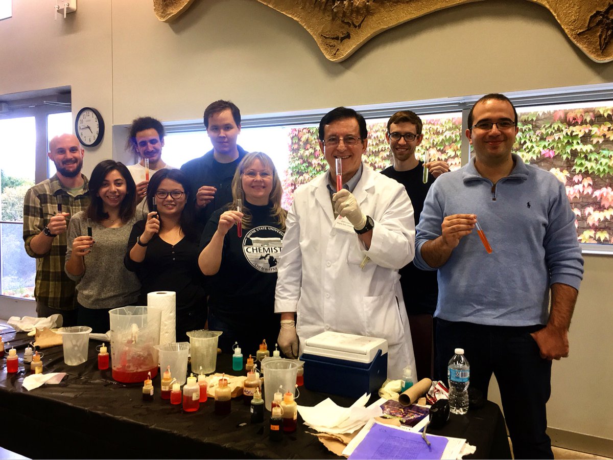 waynestatechem's tweet photo. Volunteers from #WSUchem & @BASF help out at @cranbrooksci for #NationalChemistryWeek w the @DetroitACS. https://t.co/Afltfvg27S