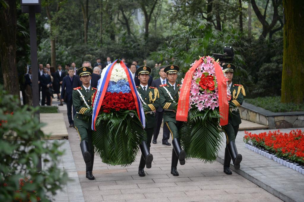 Together with Wang Yang we laid wreaths at the monument to the Soviet Volunteer Group pilots in Chongqing