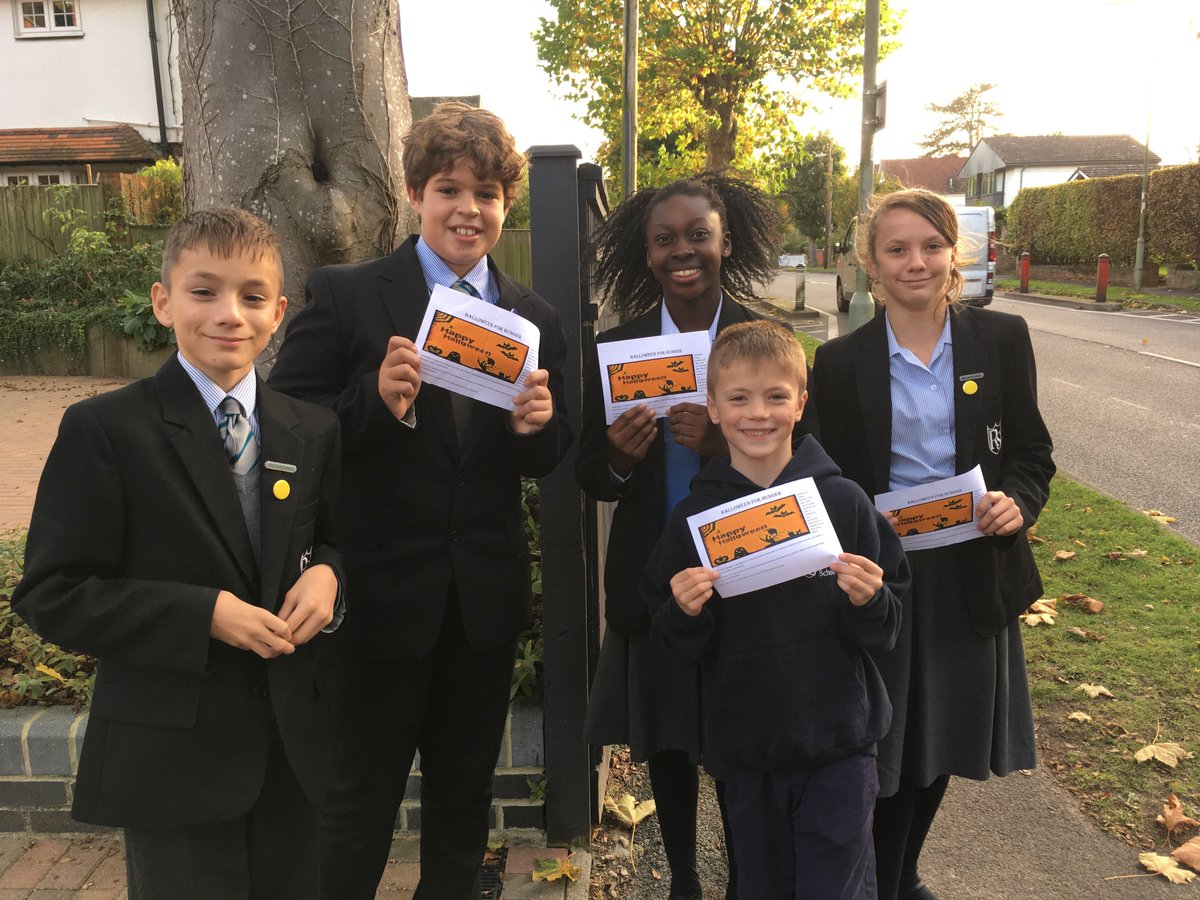 rookwood_school's tweet photo. The boarders will be collecting non-perishable food items in support of local food banks this Halloween.π #FlyerDropping #HalloweenForHunger https://t.co/lqNM0udyH3