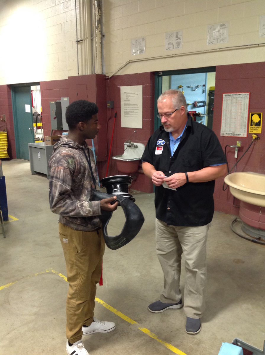 EFE400's tweet photo. Good morning, from the dynamic 🌎 of College Express!

*Jacquan is operating the knee mill, as the other D.H.S. students consult their Instructor, Mr. Hunter, in order to carry out their industrial tasks, in the shop, for College Express, @ D.A.C.C!
👷🏿👨‍🔧👩‍🔧👨🏻‍🔧 https://t.co/h6kWUMnueW