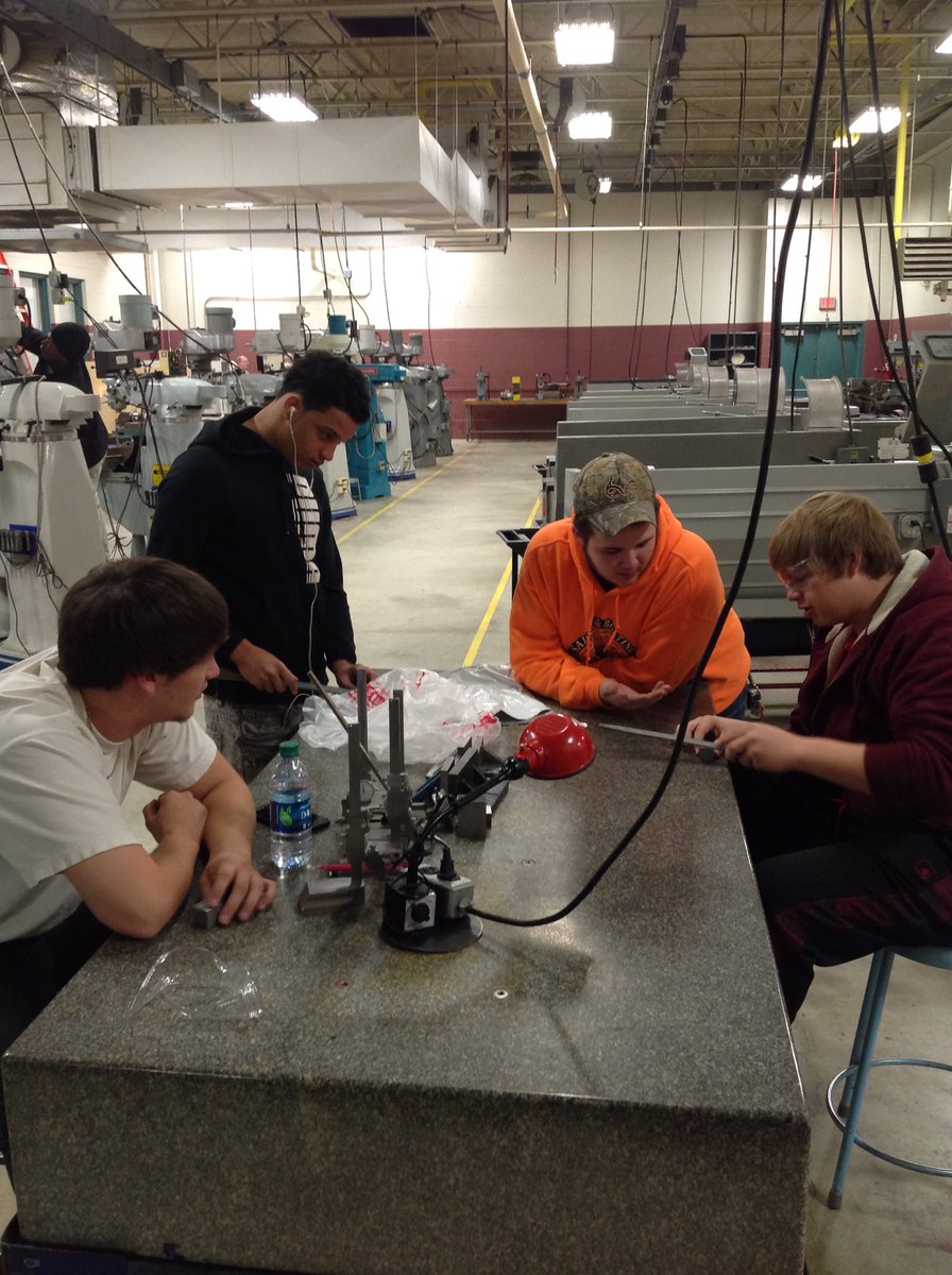 EFE400's tweet photo. Good morning, from the dynamic 🌎 of College Express!

*Jacquan is operating the knee mill, as the other D.H.S. students consult their Instructor, Mr. Hunter, in order to carry out their industrial tasks, in the shop, for College Express, @ D.A.C.C!
👷🏿👨‍🔧👩‍🔧👨🏻‍🔧 https://t.co/h6kWUMnueW