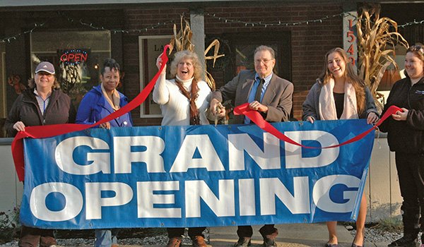 nilesstar's tweet image. Lake Street Market opens in Niles
leaderpub.com/2017/10/30/lak…