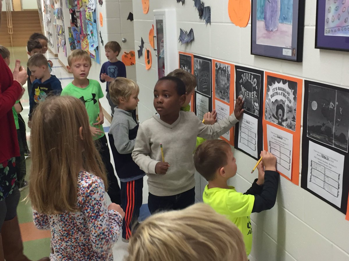 terraceparkelem's tweet image. K-2 students signing up to hear a Halloween book of their choice read by different teachers. #GettingReadyForTomorrow @MariemontSchool