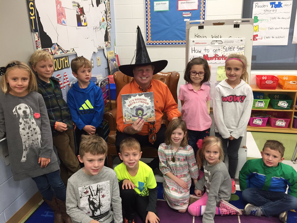 terraceparkelem's tweet image. K-2 students signing up to hear a Halloween book of their choice read by different teachers. #GettingReadyForTomorrow @MariemontSchool