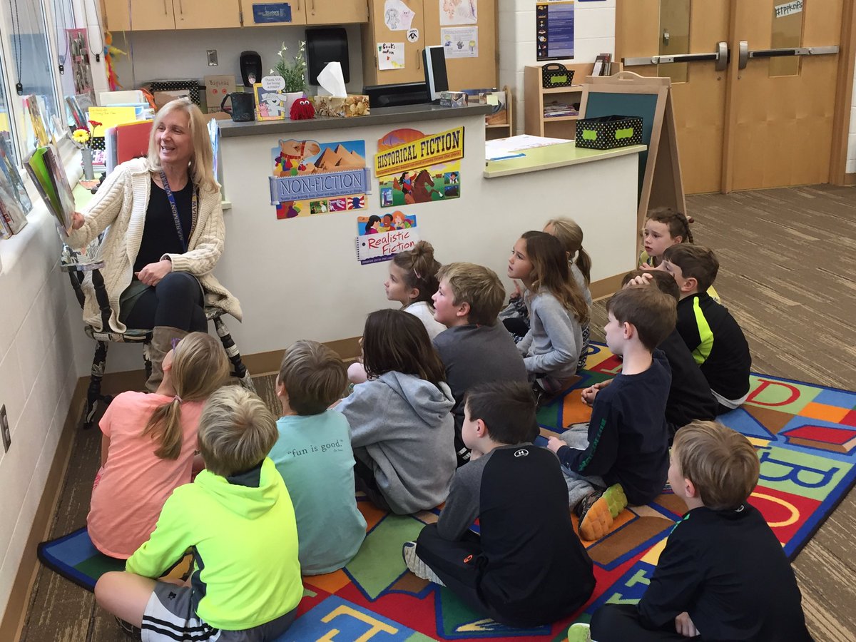 terraceparkelem's tweet image. K-2 students signing up to hear a Halloween book of their choice read by different teachers. #GettingReadyForTomorrow @MariemontSchool