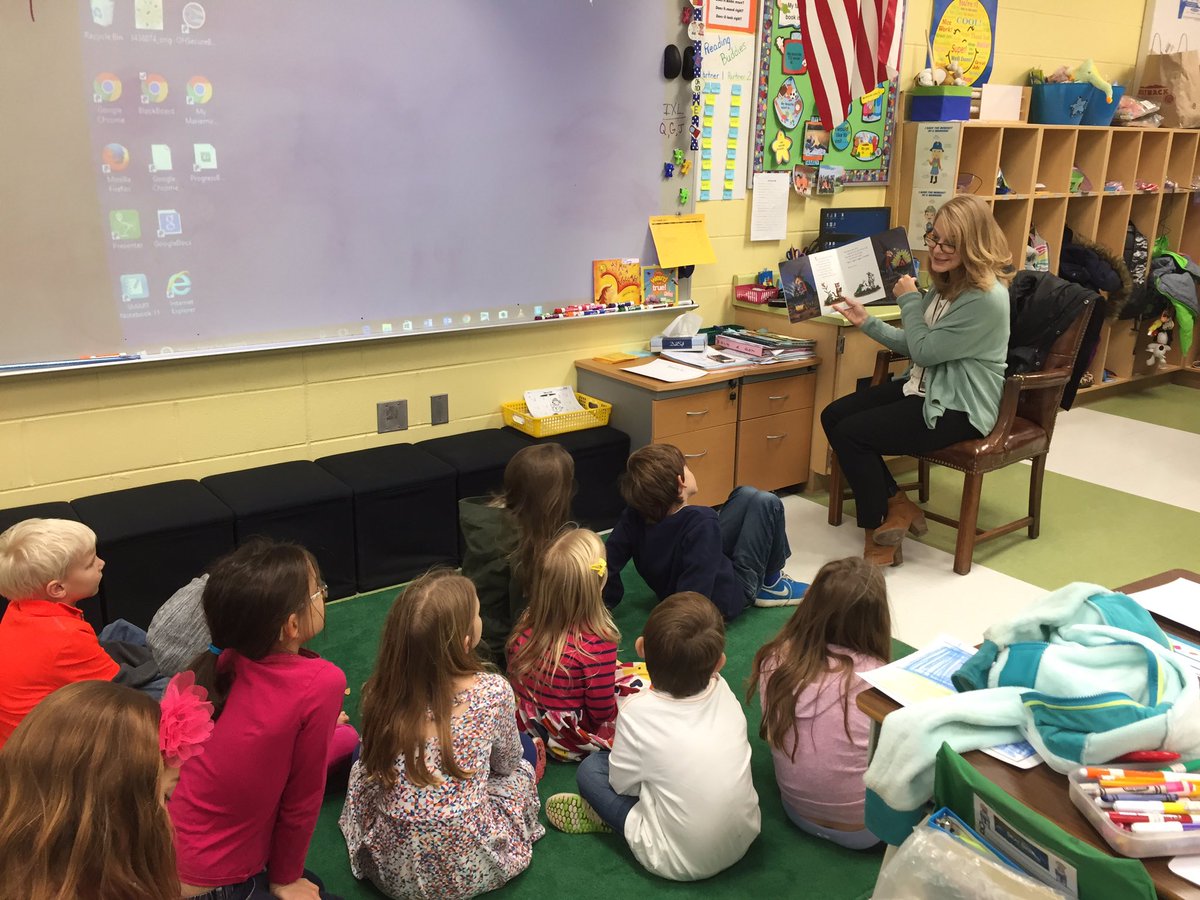 terraceparkelem's tweet image. K-2 students signing up to hear a Halloween book of their choice read by different teachers. #GettingReadyForTomorrow @MariemontSchool