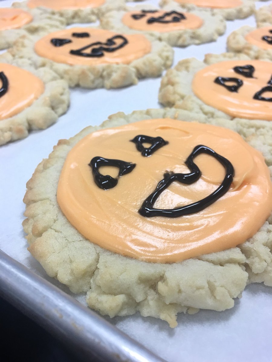LizAnnHawkins's tweet photo. Pink Frosted Sugar Cookies are getting a Halloween makeover today! 🎃 👻🎃 #mamahawkbakes #mamahawkskitchen #halloween #cookies #hamiltonmo https://t.co/vXFZr3bQ9z