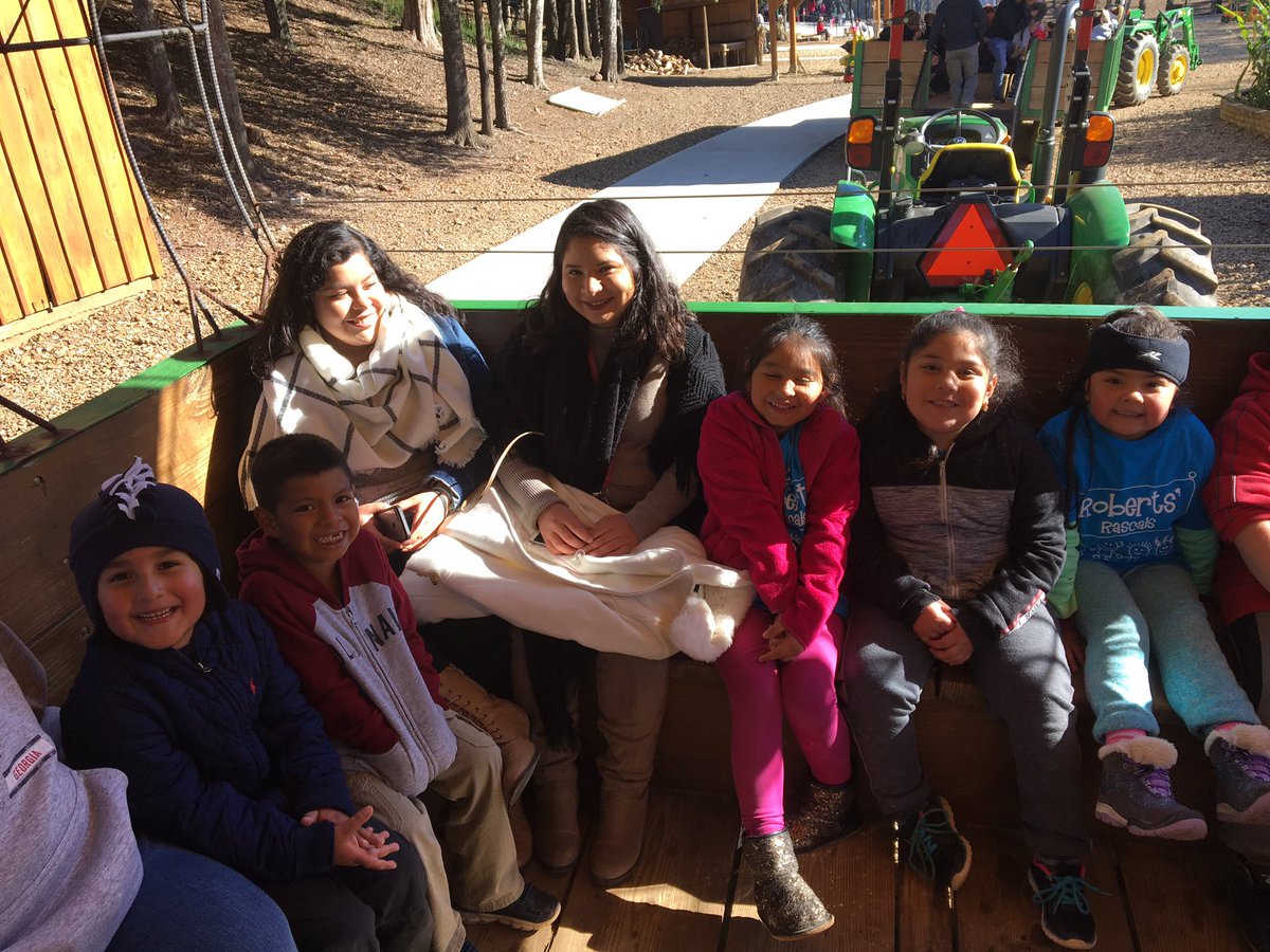 MurrayESOL's tweet photo. Cooper Creek Farm Fun! #murrayproud #cokercubs https://t.co/aZdJYkmJxb