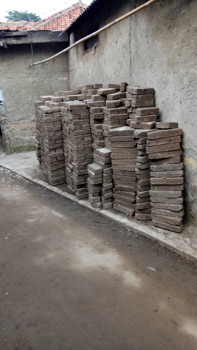 ulfahyahud's tweet photo. @Kota_Tangerang pencopotan dikarenakn kel. Ibu piah mengukur tanah guna pmbuatan sertifikat hingga mencopot paving blok tnp ada instruksi RT https://t.co/EUWw1nVKqD