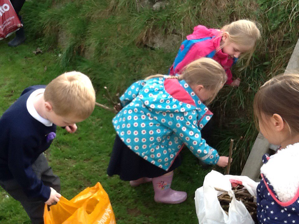 coberpupil's tweet photo. Wellies on, ready to make hedgehog hibernation dens with natural materials! https://t.co/2BXALatLEh