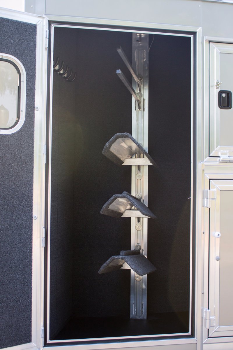 harttrailers's tweet photo. A little Monday morning 'Smart Series' trailer for ya 😀  Just home from the Congress show. #harttrailer #smarttack #hartsmart #horse #equine https://t.co/FBgiiyUGeD
