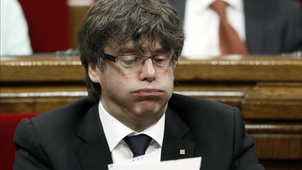 platonchacal's tweet photo. Puigdemont votó en secreto y huye a Bélgica tras pedirle a miles de funcionarios que se jugaran su futuro y el pan de sus familias. 🤨 https://t.co/VjHmaQpRls
