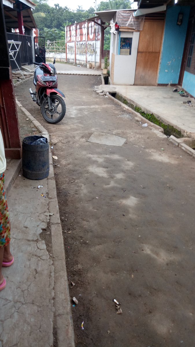 ulfahyahud's tweet photo. @Kota_Tangerang pengukuran tanah sdh dilakukan  dan 3 minggu paving blom tdk dpasang kembali dan RT stempat tdk bertanggung jwb untuk itu. https://t.co/uiBuHUakJZ