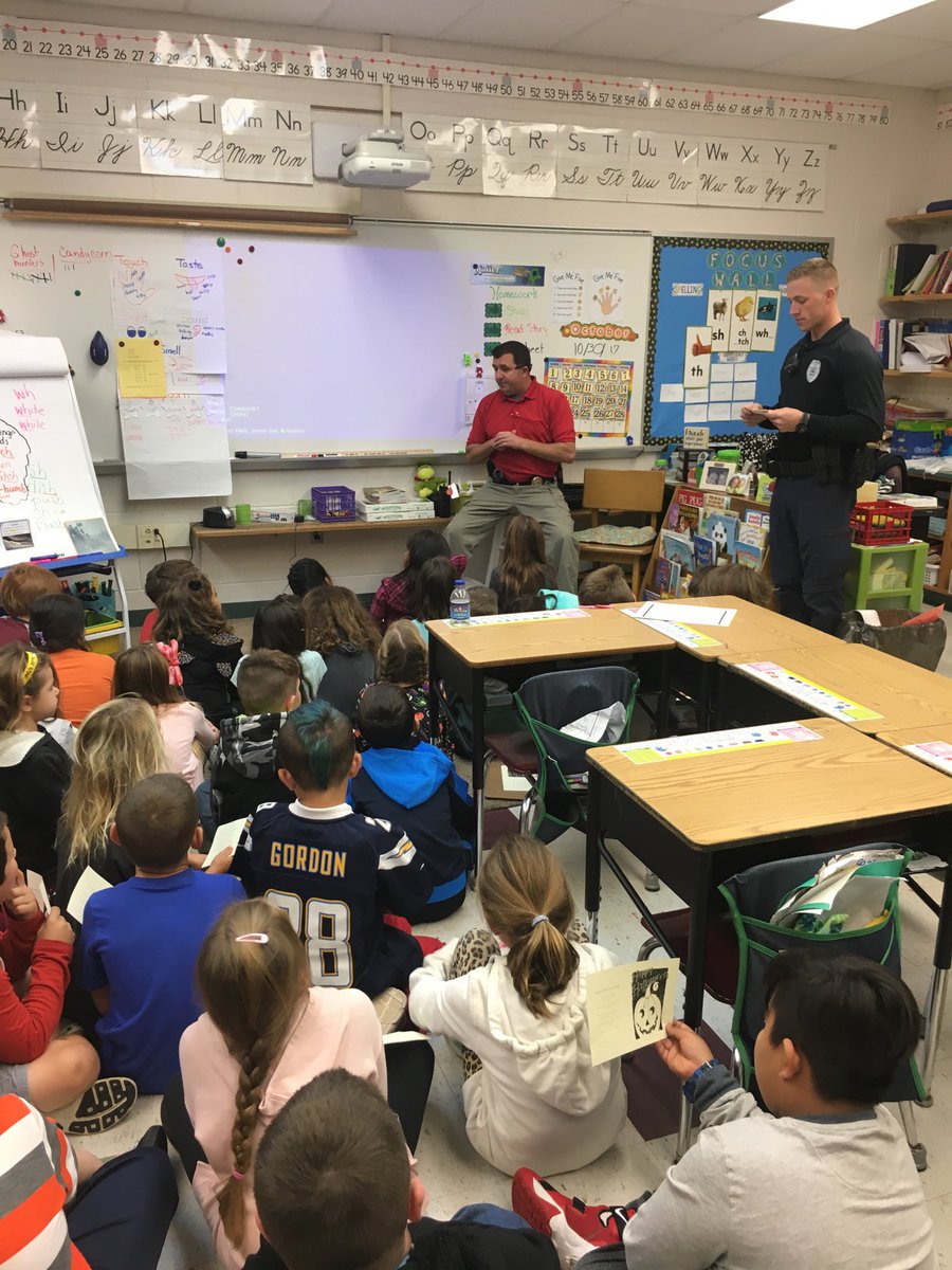 digterri's tweet photo. Thank u Pt Beach officers for teaching grade 2 about Halloween safety! @ptbeachsuper @taraweber3702 https://t.co/Ps2P4RqiTa