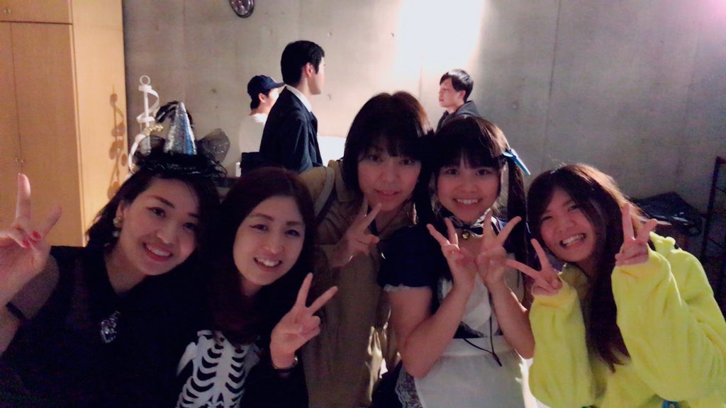 asaki_dronejyo's tweet photo. 今日は、ドローン好き女子が開催する飲み会〜ハロウィンver〜♪♪
マンボーやリアルライブテトラルが会場を飛び回ってたー！！✨✨
色んな方とドローンのお話できて楽しかった(*´∀`)♪
でもやっぱり女子が好き♡笑
#ドロンジョ #ドローン #ガジェット飲み https://t.co/YJcb9gQD3z