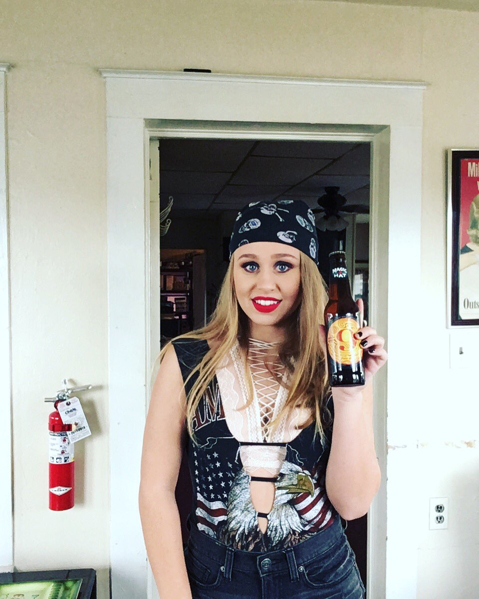 BigHouseTobacco's tweet photo. #happymonday stop down #bighouse and try a #magichat9 with me today! #bikergang #bikerchick #happyhalloween https://t.co/hUn0EHsuwS