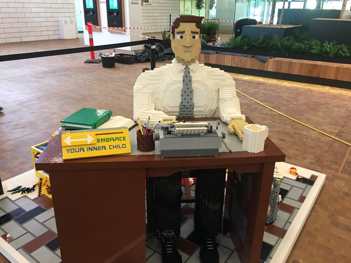 EngineeringSpa's tweet photo. Il modello di innovazione di @EngineeringSpa raccontato da @mcanducci alla #LegoSeriousPlay annual conf. #LspDays17 https://t.co/0XJnSb3UZc https://t.co/YPwmuEN0fq
