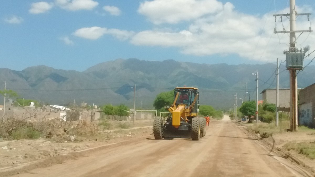 llobos07's tweet photo. Aguadita de Vargas; se pinta una sonrisa a los vecinos por el avance de obras de asfaltodo, calidad de vida, buen humor. #infrastructurea https://t.co/SaXMSN5AMj