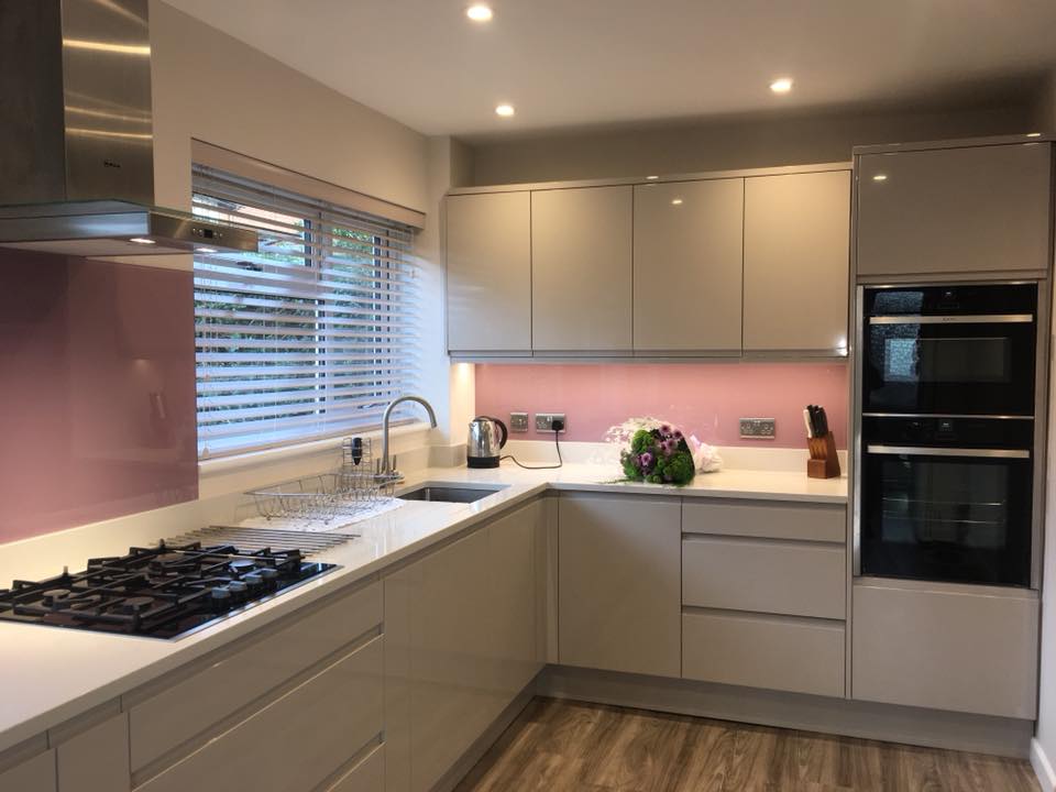 abbottskitchens's tweet photo. Recently fitted for a client in Andover - sleek and contemporary design, Strada Cashmere handleless doors, QF worktops and NEFF appliances https://t.co/nXjltKnuLO