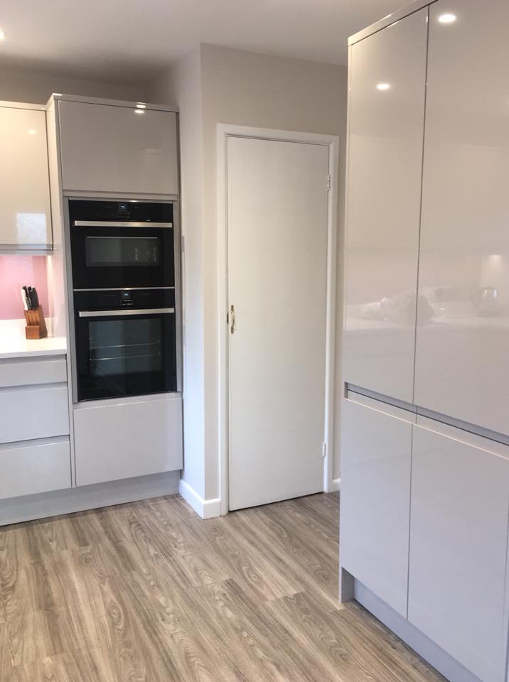 Recently fitted for a client in Andover - sleek and contemporary design, Strada Cashmere handleless doors, QF worktops and NEFF appliances