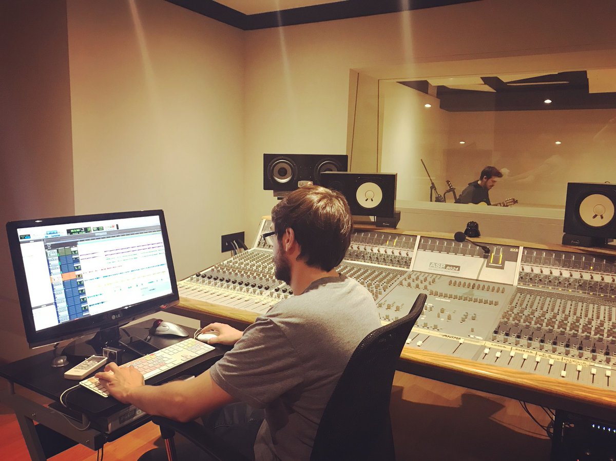 I aquí seguim amb <a href="/animalgrup/">AnimalGrup</a> fent treure fum al nou estudi! #tapetonestudio #recordingstudio