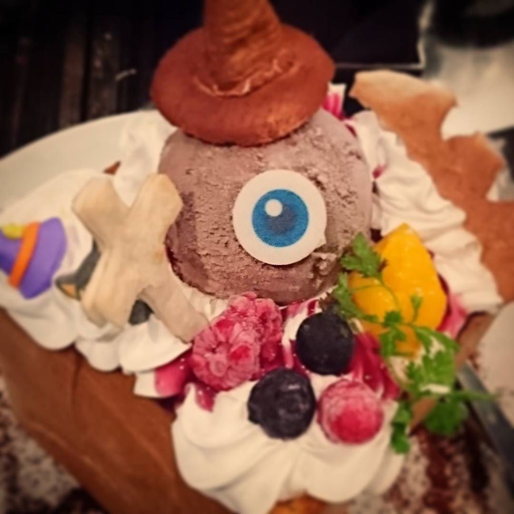 bebedollchannel's tweet photo. Happy Halloween！！
流行りに乗っかってみる。写真は先日パセラで出てきたハロウィン仕様のハニートースト。この時期行ったらこんな感じなんですね。
今日は風が冷たくてめちゃめちゃ寒かったです。帰り道も、早く家に入ろうと… https://t.co/mLq96gffDH https://t.co/9A1Dnpb6eL