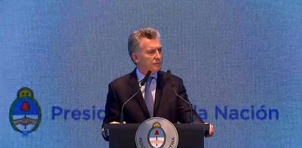 clarincom's tweet photo. AHORA | @mauriciomacri: "Es inadmisible que en nuestro país haya tanta gente en situación de pobreza" https://t.co/sPGTSBQxdH https://t.co/PSKDDqn8YZ