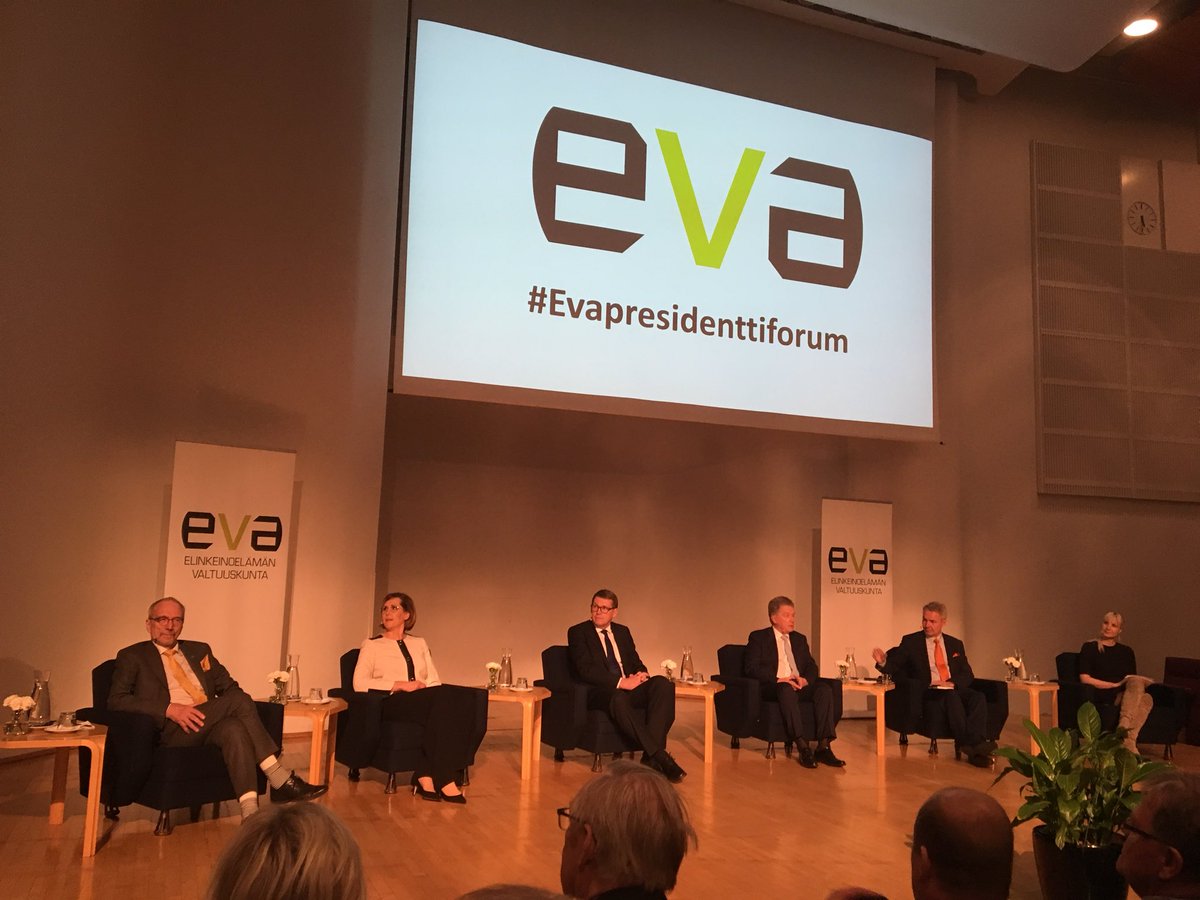 laurasimik's tweet photo. Tästä alkaa vuoden kiinnostavin työhaastatteluiden sarja, totesi @MattiApunen ja käynnisti #Evapresidenttiforum in https://t.co/Nh8SvO5jOz