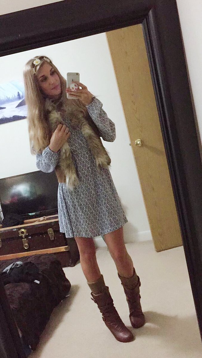 tink_tv_'s tweet photo. Costume number #1 this weekend was Jenny from Forrest Gump 😊 #ForrestGump #jennay #hippie #blonde #Halloween2k17 #cosplay https://t.co/hvj3lKC1sD