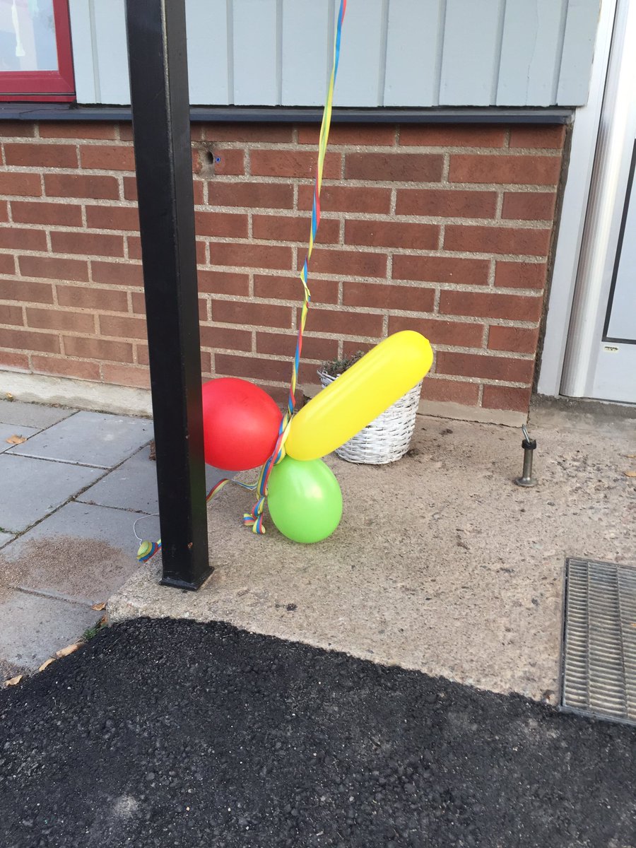 valuewizard's tweet photo. @ramlars77 Fint. På barnens dagis hälsas nya barn välkomna med ballonger som den glada personalen har ordnat med.. https://t.co/jYtqNzwQnf