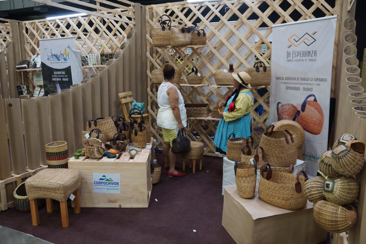 CORPOCHIVOR's tweet photo. Más de 4.500 millones de pesos generaron los negocios verdes en #Bioexpo2017 https://t.co/6RMQzvuJ14 https://t.co/1a8zd4sCA8