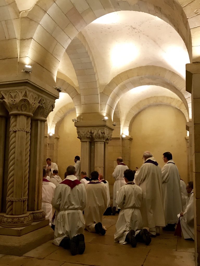 ClaireLhuissier's tweet photo. #Paray2017 : 20.30 hier : entrée dans la #basilique de Paray pour la grande #veillée d’#adoration et de #réconciliation. @Scouts_Europe https://t.co/s7wJt5SUwU