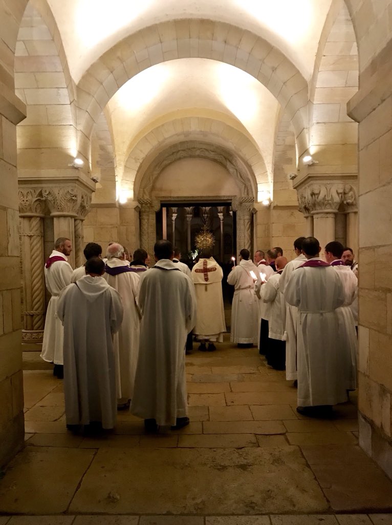 ClaireLhuissier's tweet photo. #Paray2017 : 20.30 hier : entrée dans la #basilique de Paray pour la grande #veillée d’#adoration et de #réconciliation. @Scouts_Europe https://t.co/s7wJt5SUwU
