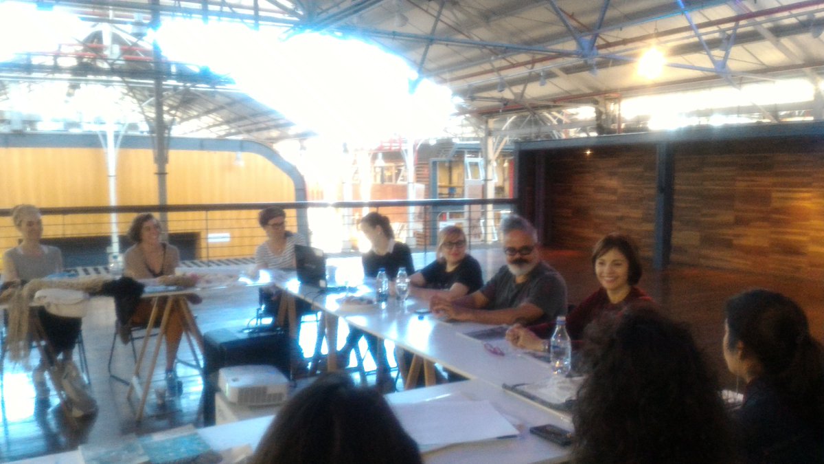 BAmodaydiseno's tweet photo. @ronaldofraga reunido con diseñadores argentinos conociendo sus trabajos en el #CMD #BAModa https://t.co/SfHWVCjyFx