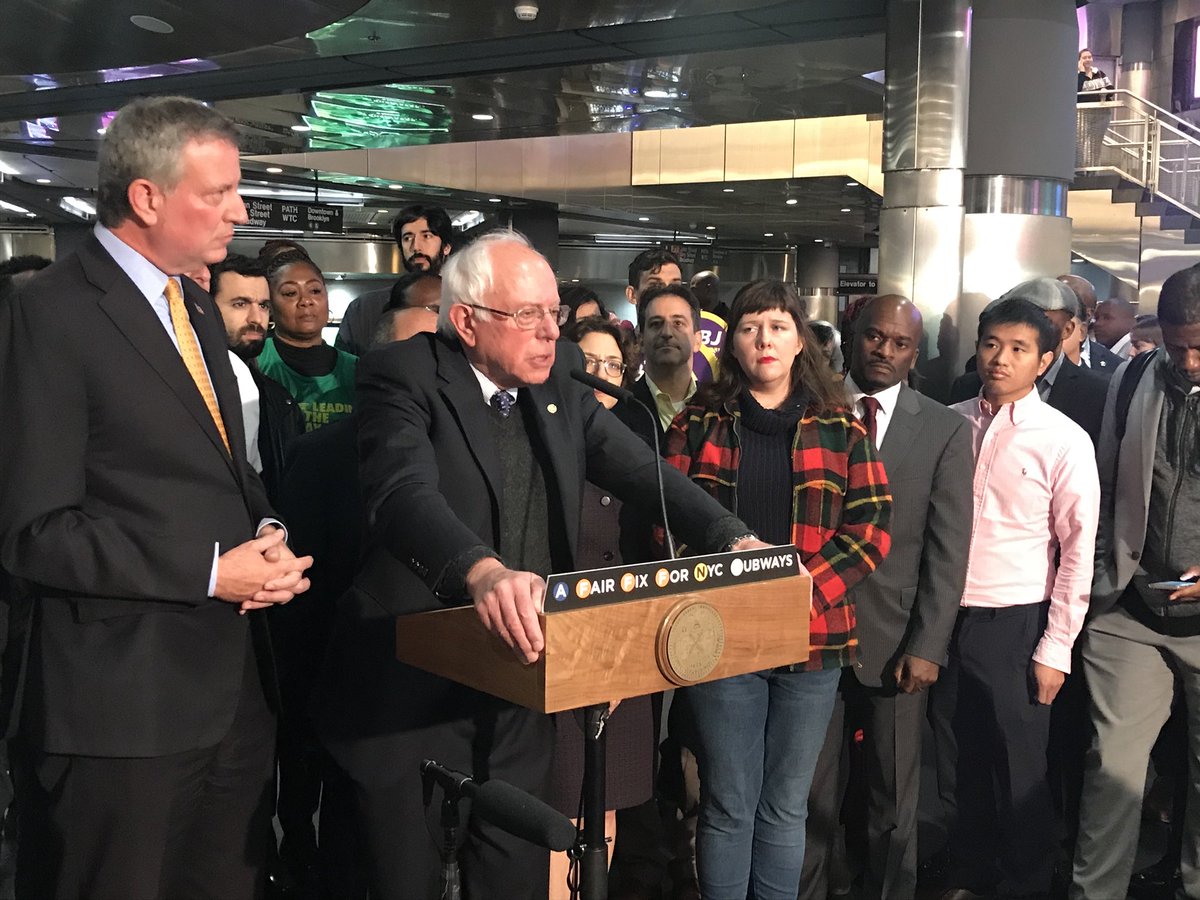 TweetBenMax's tweet photo. No one palms a podium like @BernieSanders https://t.co/yH8yVWbP7l