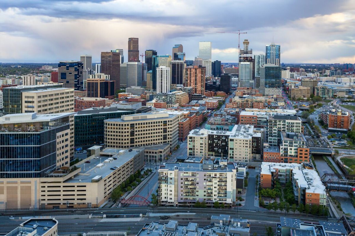 With floor to ceiling windows, you always have the perfect Denver backdrop. #SoarWithTheConfluence 

theconfluencedenver.com