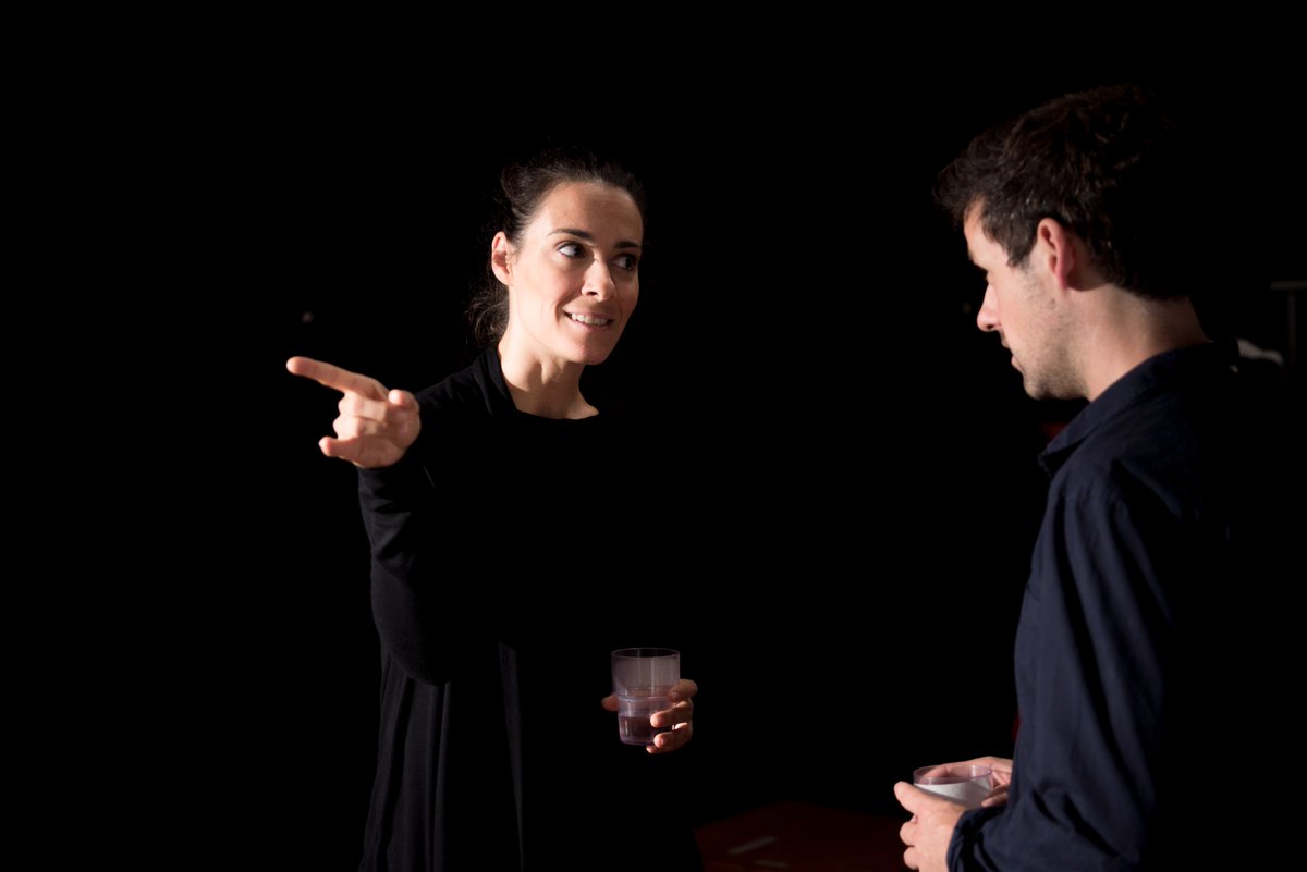 Avui a les 21 h, nova funció de #lanoiadelalàmpada #omplimelsteatres #fescultura
Entrades disponibles a salaflyhard.com/entrades