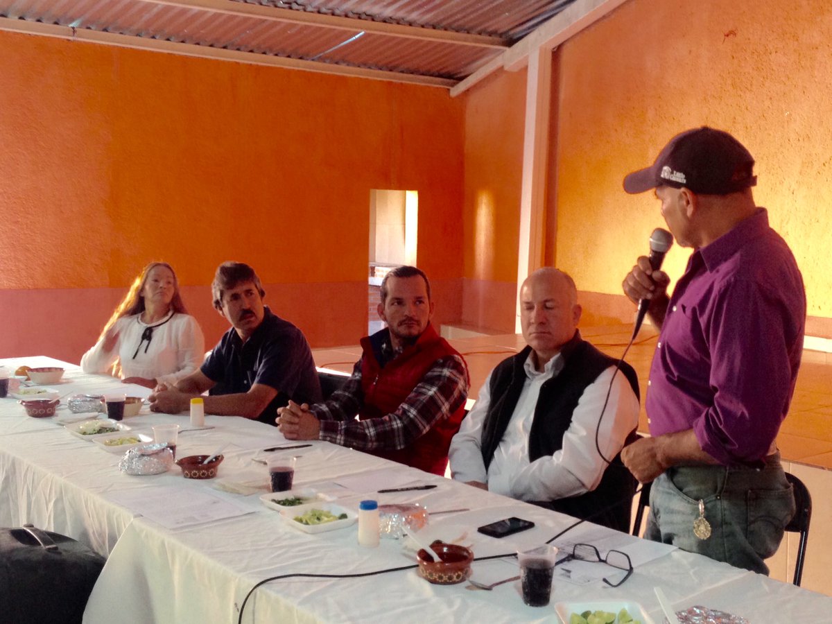 PRIQueretaroCDE's tweet photo. El Pdte. Juan José Ruiz, acompañado por @PanchoPerezR, se reúne con ejidatarios de la delegación capitalina Santa Rosa Jáuregui. #QroNosUne https://t.co/J5TyEYRS0e