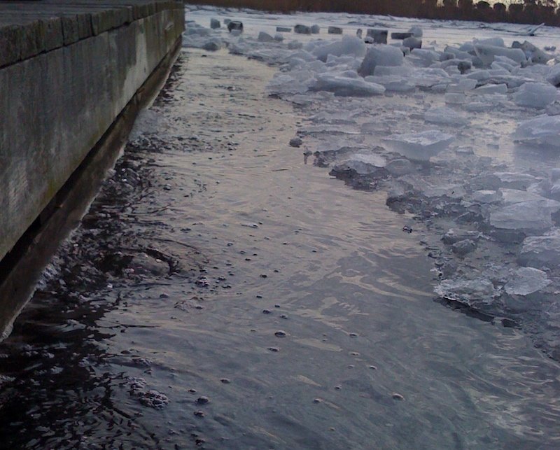AirDiffusion's tweet photo. #Winteriscoming! It's not too late to get your ice melting #aeration equipment to protect boats, docks, &amp; marinas. https://t.co/2zPK1p3Jc4 https://t.co/NAkipGjShL