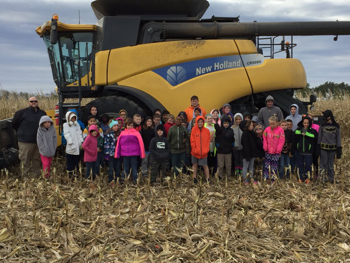 getshane's tweet photo. Harvest! Milford elementary took their inquiring minds to the cornfield. @MilfordLakers @kscorn @bmccornack #LakersLoveLearning @crmill29 https://t.co/qw5T0QZjbj
